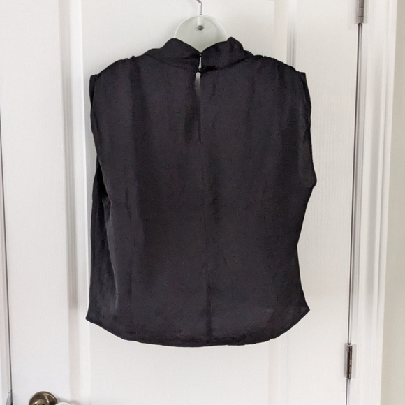 ASTR the Label Cowl Neck Sleeveless Satin Top black Medium @u - Picture 2 of 9